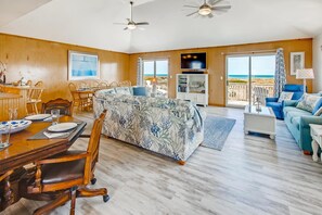 surf-or-sound-realty-a-reel-addiction-704-great-room-1