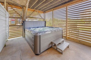 Surf or Sound Realty - 565 - Whit's End - Hot Tub