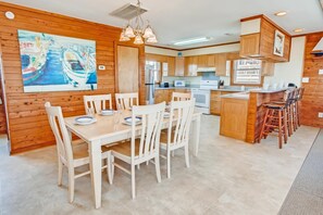 Surf-or-Sound-Realty-Isabel's-Retreat-720-Dining-Area-2