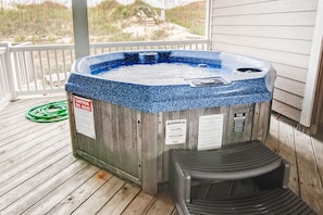 Surf-or-Sound-Realty-Isabel's-Retreat-720-Hot-Tub