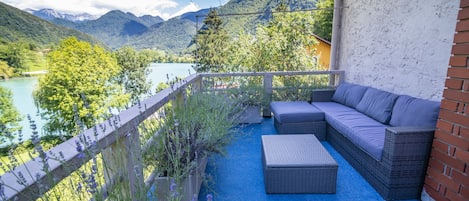 Lake view, Mountain view, Seating area, Natural landscape, Balcony/Terrace