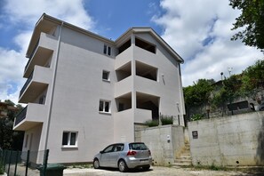 Building with apartment on the 2nd floor, entrance with private parking