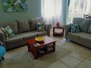 Spacious Living Area with seating for 6