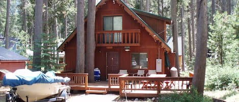 DLR021 - Brunkhorst - Nice cabin on a LEVEL lot at Donner Lake; easy year-round access
