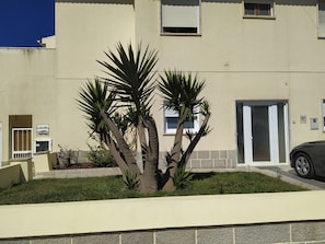 jardim à frente da moradia (R/C)