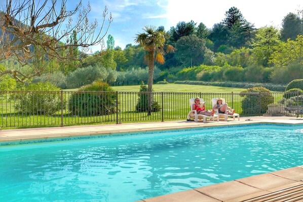 Grande piscine au cœur du domaine