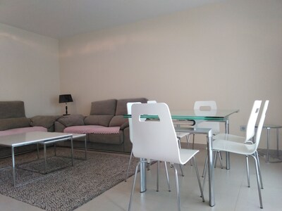 Bonito apartamento en  San Juan Golf-Playa con pádel, piscina, gym y sauna.