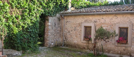 Courtyard of the dependance