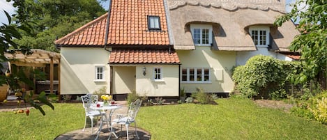 Honeysuckle Cottage, a gorgeous thatched property dating back to the 1400s.