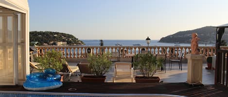 Villa vue panoramique sur la baie de Villefranche avec piscine