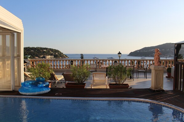 Villa vue panoramique sur la baie de Villefranche avec piscine