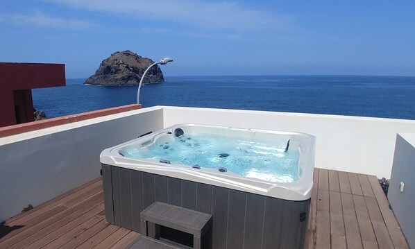 Outdoor spa tub