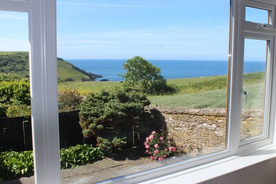 SPACIOUS COTTAGE, WITH STUNNING SEA VIEWS SET ON SOUTH WEST COAST PATH 