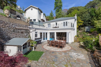 Atemberaubende Villa mit Meerblick in Strandnähe