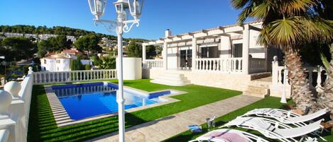 Chalet de nueva construcción en zona con muy poco ruido y bonitas vistas.