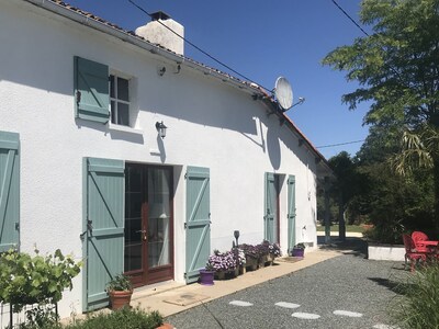 Casa de campo, piscina climatizada durante todo el año, wifi gratuito, entorno rural y cerca de todo 