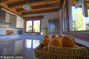 Vista de la cocina desde la isleta.