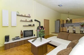 Im geräumigen Wohnzimmer gibt es
LED-TV, SAT, CD, DVD, und    
 kostenloses WiFi.
Es gibt eine Klimaanlage.