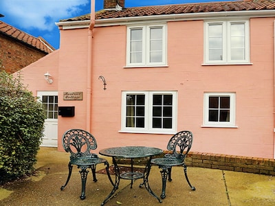 Refurbished Cottage In the Heart of Winterton on Sea