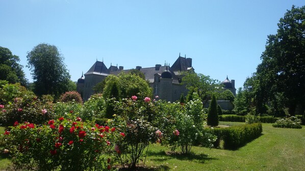 Blick vom Park auf Chateau