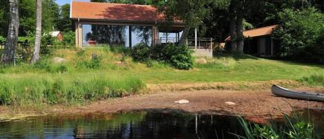 The 3 trees in front of the house have been removed. Low waterlevel in summer when weather is dry.