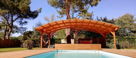 Piscine et pergola