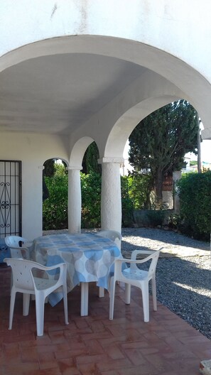 Terrasse côté porte d'entrée