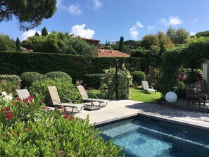 Piscine, jacuzzi, douche extérieure,  jardin et salon sous la glycine