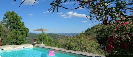 La Calade de Joux : Grande piscine avec vue panoramique