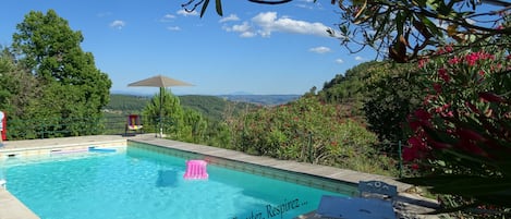 La Calade de Joux : Grande piscine avec vue panoramique