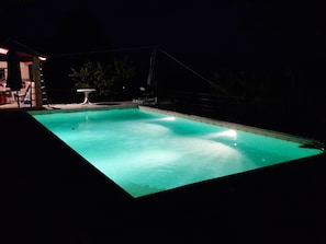 La Calade de Joux : Piscine éclairage de nuit, accès éclairé depuis la maison.