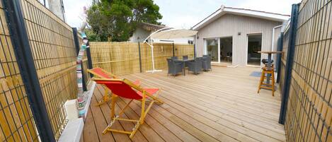 Terrasse de 60m2 clôturée avec barbecue à charbon.