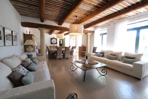 Location vacances LES TAILLADES mas à louer 14 personnes salon