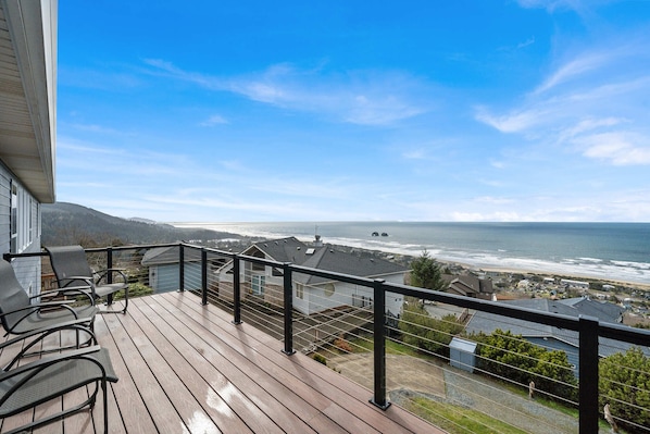 Enjoy the views of Rockaway Beach and Twin Rocks from this large home!