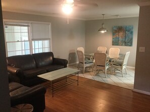 Living room / dining table