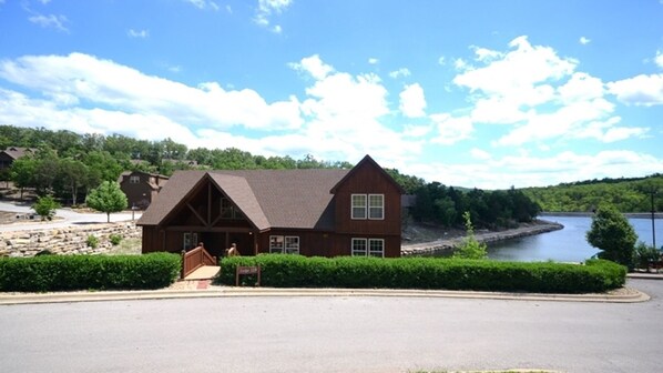 Fabulous large cabin right on lake shore next to pool, playground, Basketball