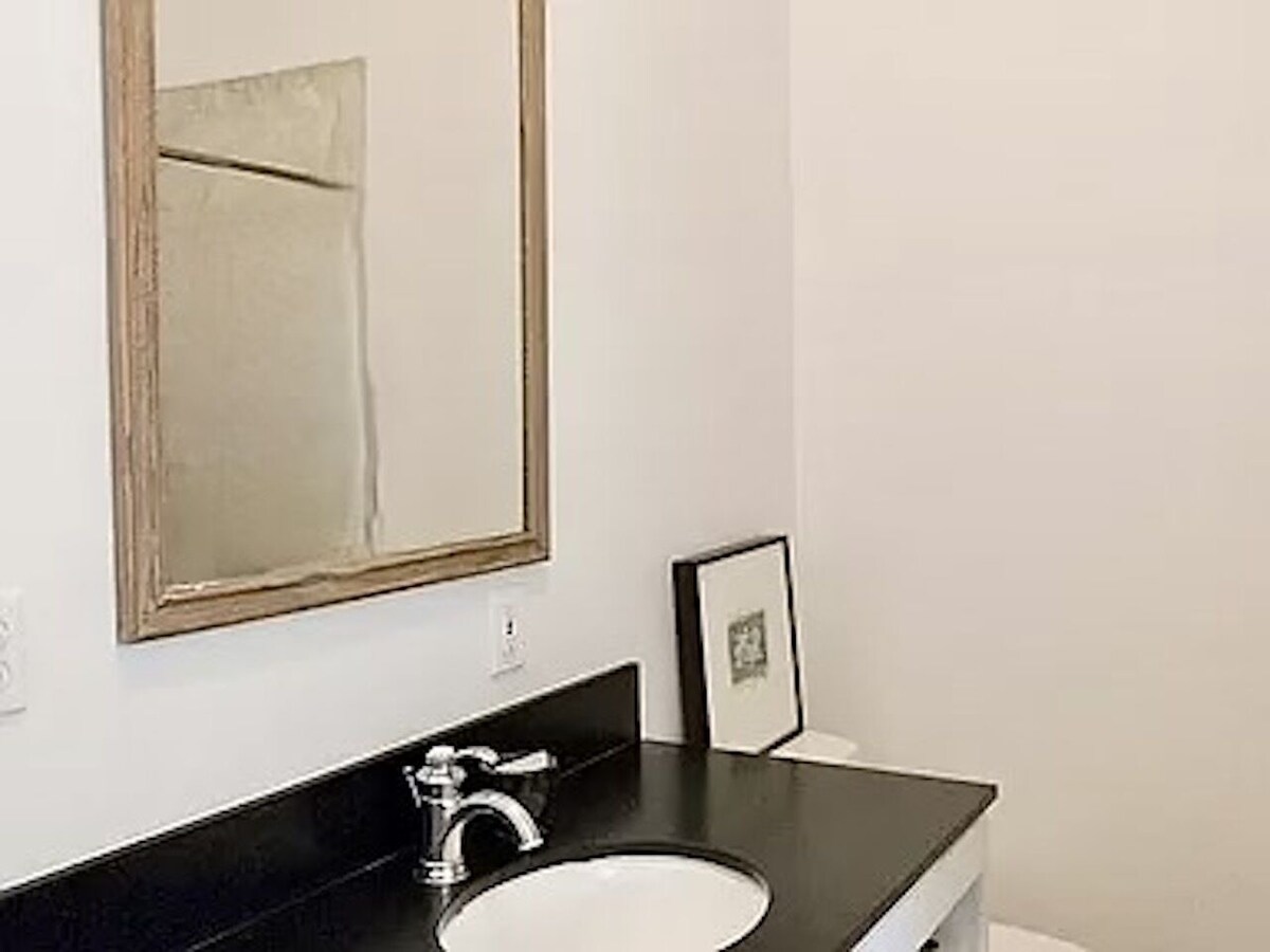 Modern Beach Cottage -5 Min Walk to Great shops and Cafes