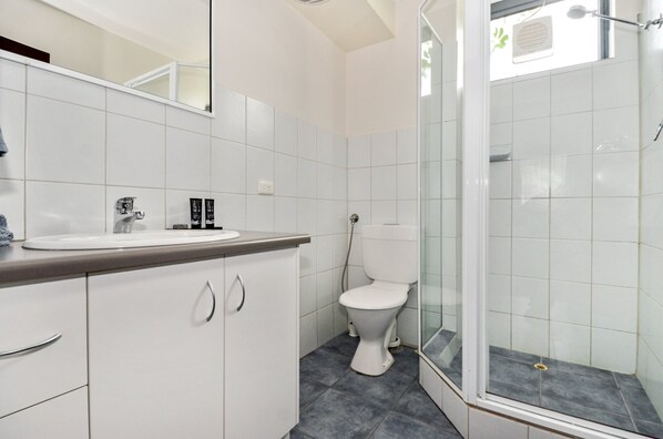 1and2BedBathroom