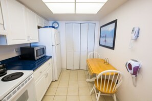 Kitchen/ breakfast table