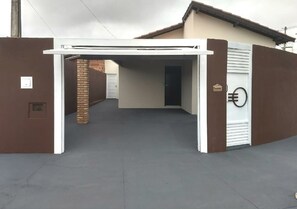 Garagem da frente, para dois a três carros, dependendo do tamanho do carro