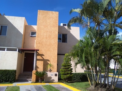 Hermosa casa amueblada, climatizada, con terraza y piscina !!!