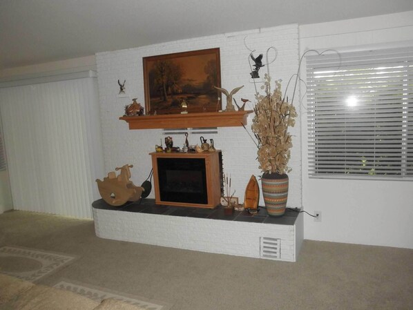 Living room Fireplace,electric/ wood.