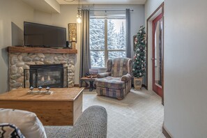 Living Room with Flat Screen Tv and Gas Fireplace 
