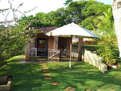 Chale rustico situado na beira do rio Ipitanga na natureza