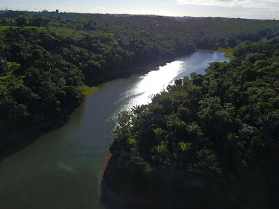 Chale rustico situado na beira do rio Ipitanga na natureza