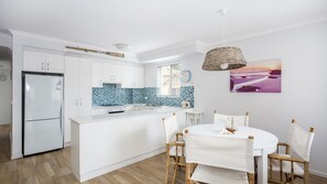 Kitchen / Dining 
