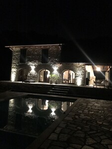 Neu gebautes authentisches Steinhaus mit Infinity-Pool