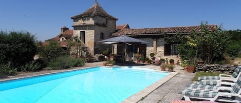 Pool and maison principal