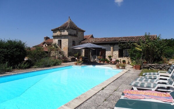 Pool and maison principal
