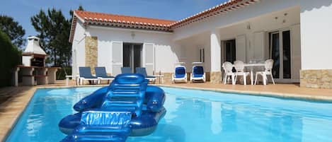 Lovely 3 bed family villa, private pool and garden with WiFi